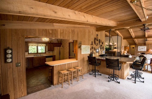 Lake Sequoyah Cabin | Sequoyah Lakeside Lodge | Spacious Lakefront Home with Kayaks directly on Lake Sequoyah