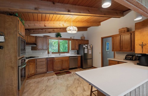 Lake Sequoyah Cabin | Sequoyah Lakeside Lodge | Spacious Lakefront Home with Kayaks directly on Lake Sequoyah