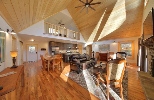 Hendersonville House | Serenade Shores: Now Listed Through Carolina Mornings! See VRBO 4455449