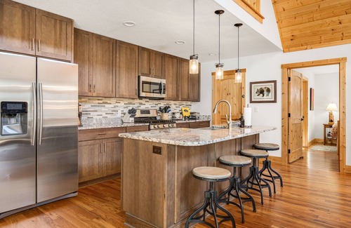 Pisgah Forest House | Serenade Shores by CM | Pet-Friendly Cabin, Waterfront Views🌊 +Biltmore Pass