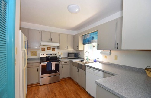 Berkeley Springs House | Serendipity - Hot Tub | Pets | Fire Pit | Pool Access | Grill | Wifi | Deck