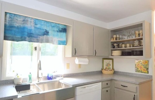 Berkeley Springs House | Serendipity - Hot Tub | Pets | Fire Pit | Pool Access | Grill | Wifi | Deck