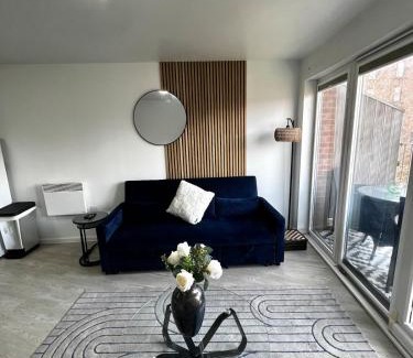 Clayton Apartment | Serene 2-Bed Flat with Canal Views - Coop Live & Ethiad