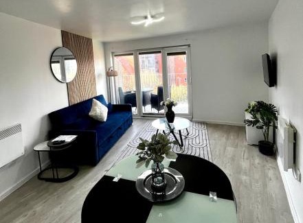 Clayton Apartment | Serene 2-Bed Flat with Canal Views - Coop Live & Ethiad