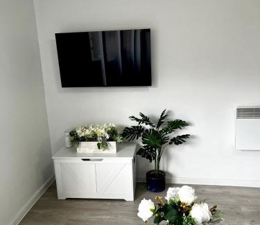 Clayton Apartment | Serene 2-Bed Flat with Canal Views - Coop Live & Ethiad
