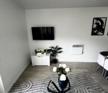 Clayton Apartment | Serene 2-Bed Flat with Canal Views - Coop Live & Ethiad