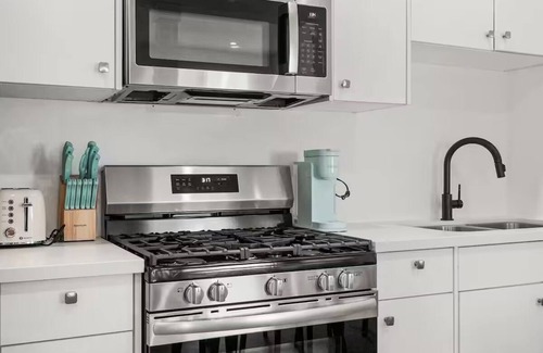 Culver - West House | Serene 2-bedroom house with AC in vibrant Los Angeles