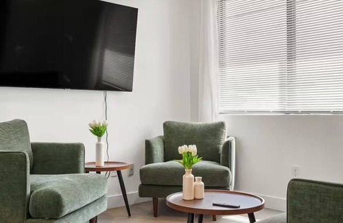 Culver - West House | Serene 2-bedroom house with AC in vibrant Los Angeles