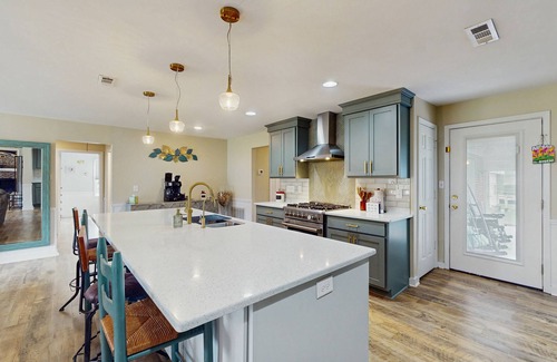 Newport House | Serene 3BR Waterfront Retreat With A/C, Wifi, Two Kayaks, and Full Kitchen