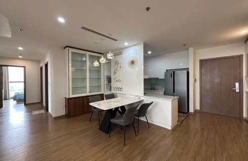 Tu Liem Apartment | Serene 4-bedroom apartment with AC in Vinhomes Skylake