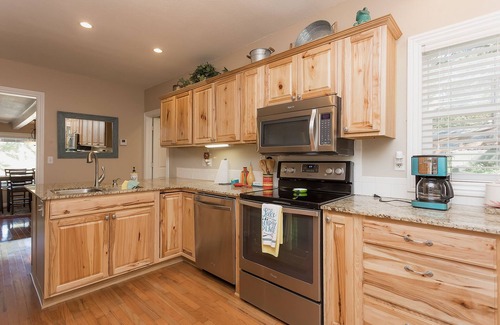 Springdale House | Serene and beautiful, Lakeview, outside games and kayaks, workspace
