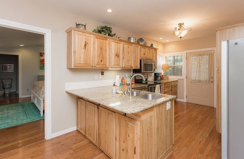 Springdale House | Serene and beautiful, Lakeview, outside games and kayaks, workspace