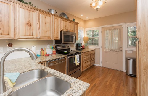 Springdale House | Serene and beautiful, Lakeview, outside games and kayaks, workspace