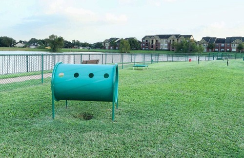 Pearland Apartment | Serene and Cozy Family-friendly1 bdrm Apt w/Lakeview in Pearland, TX!