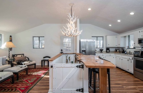 Hendersonville Cottage | Serene and secluded mountain side retreat home next to The French Broad River.