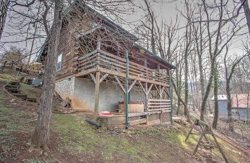 Waynesville Cottage | Serene Cabin in the Smokies w/2 Decks & Hot Tub!
