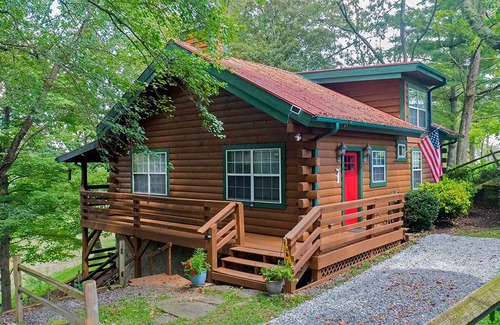Waynesville Cottage | Serene Cabin in the Smokies w/2 Decks & Hot Tub!