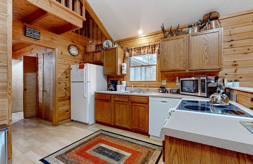 Townsend Cabin | Serene cabin w/Free Attraction Tickets, fire pit, screened porch & hot tub