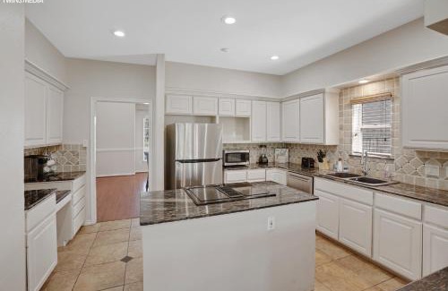 South Side House | Serene Coastal Getaway - Spacious 4BR Retreat, 15 Minutes from Beach & Attractions! Fast WiFi, Free Parking, and King Size Bed!