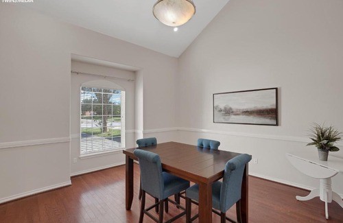 South Side House | Serene Coastal Getaway - Spacious 4BR Retreat, 15 Minutes from Beach & Attractions! Fast WiFi, Free Parking, and King Size Bed!