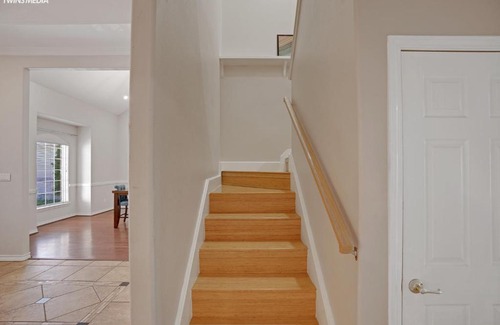 South Side House | Serene Coastal Getaway - Spacious 4BR Retreat, 15 Minutes from Beach & Attractions! Fast WiFi, Free Parking, and King Size Bed!