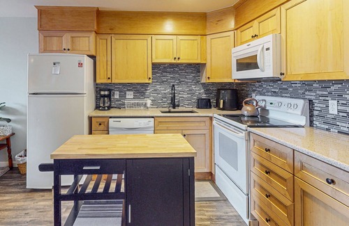 Caine Woods Condo | Serene condo with central AC, deck & washer/dryer - near golf & theme parks