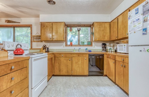 Rhododendron Cabin | Serene Cottage on the River with Firepit, Deck, and Bunk Room