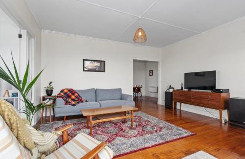 Waipu House | Serene Cove Escape - Waipu Holiday Home