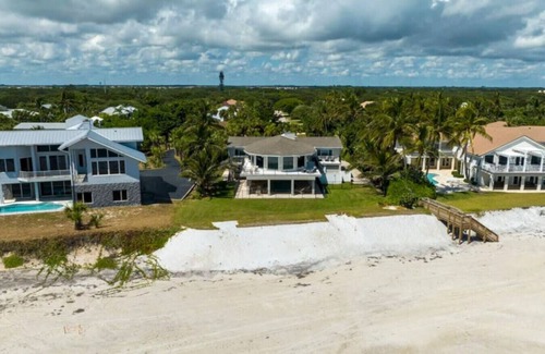 Wabasso Beach House | Serene Direct Beachfront Haven - N