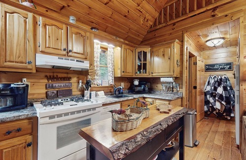 Mineral Bluff Cabin | Serene dog-friendly cabin w/hot tub under the stars & waterview