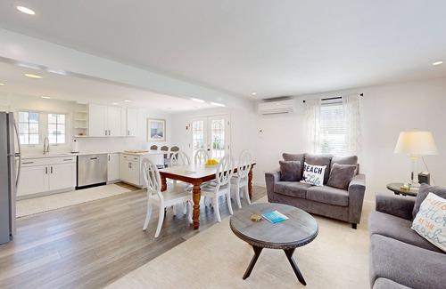 Katama House | Serene Dog Friendly Island Retreat with A/C and Washer/Dryer