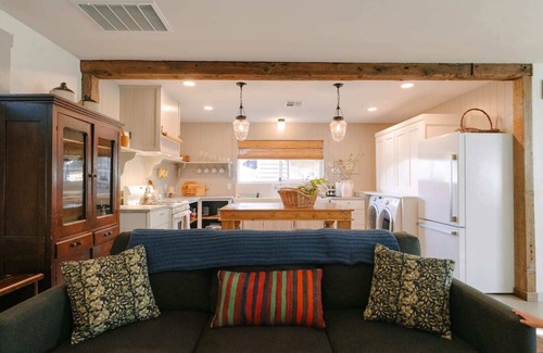 Ashland House | Serene Family, Cottage-minutes to Downtown