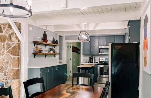 Oakland Cabin | Serene, Family & Dog Friendly Modern Cabin- Less than 15 mins from the Lake