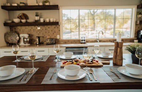 Ahwahnee House | Serene Family Retreat With Hottub by Casa Oso