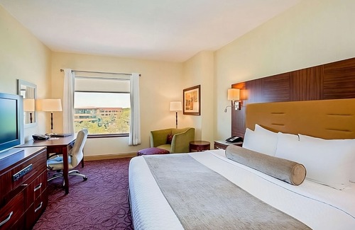 Wauwatosa Hotel | Serene Getaway in West Wauwatosa! Pool, Free Parking, Pet-friendly Property!