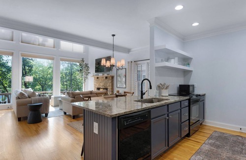 Big Canoe House | Serene Getaway: Your Ideal Retreat with Lakeside Views