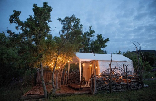 Morrison Cabin | Serene Glamping: Nature & Retreat