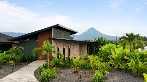 Monterrey Cabin | Serene Hills