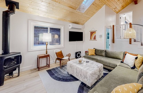 Cazadero House | Serene home in redwoods with hot tub, yoga studio & fireplace - dog-friendly