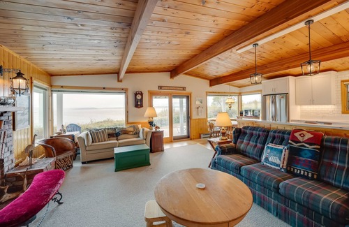 Freeland Cottage | Serene Island Retreat w/Beach Access & Mtn Views!