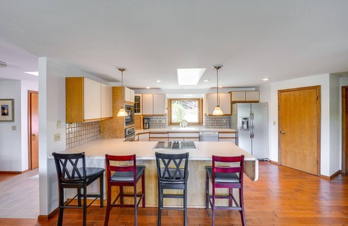 La Conner House | Serene La Conner Retreat w/Fireplace & Deck!