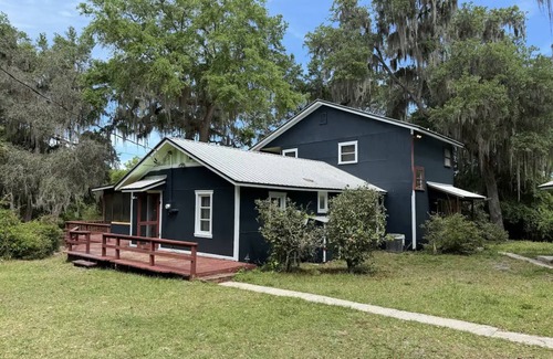 Edgar House | Serene Lake House: Nightlife & Wildlife Nearby