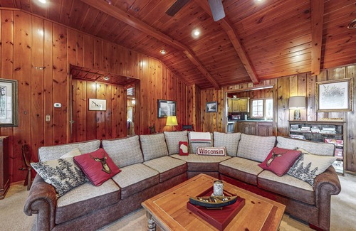 Boulder Junction House | Serene Lakefront Home w/Wifi, docks, kayaks, gas grill, fire pit & more