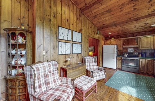Boulder Junction House | Serene Lakefront Home w/Wifi, docks, kayaks, gas grill, fire pit & more