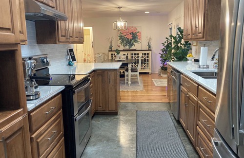 Scottsboro House | Serene lakefront home on Lake Guntersville with boat house & fishing from dock