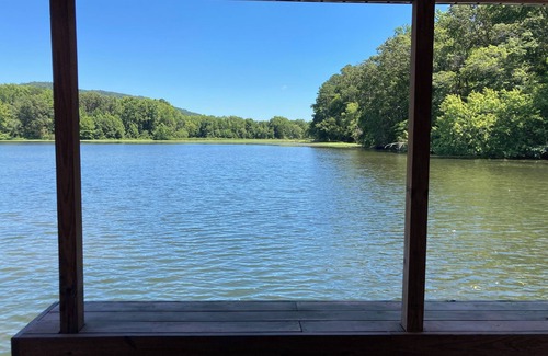 Scottsboro House | Serene lakefront home on Lake Guntersville with boat house & fishing from dock