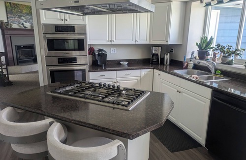 North Cowichan House | Serene Lakefront Retreat: Your Perfect Getaway