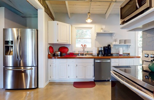 Lakemont House | Serene lakehouse with hot tub, kayaks, dock, fireplace, & washer/dryer