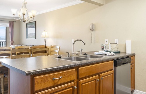 Indian Point Condo | Serene Lakeside Living: Rock Lane 2 BR Condo near Silver Dollar City