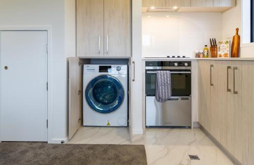 Christchurch Apartment | Serene Living 2 bed with Carpark